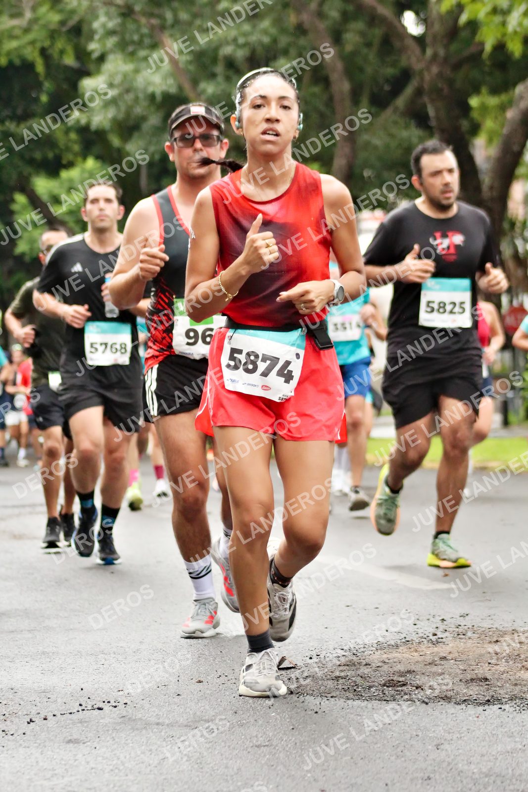 Foto del MEDIO MARATÓN ATLAS en Av. Patria, frente al Parque El Polvorín, Zapopan a las 08:24 · dorsal 96, 5768, 5874, 5825