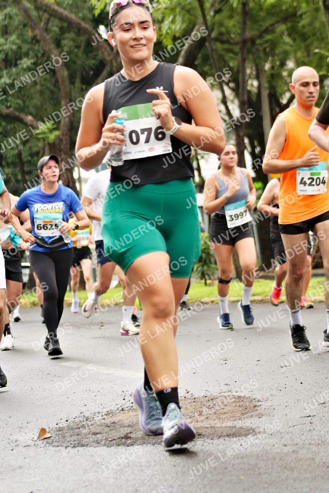 Foto del MEDIO MARATÓN ATLAS en Av. Patria, frente al Parque El Polvorín, Zapopan a las 08:34 · dorsal 76, 4204, 3997, 6625