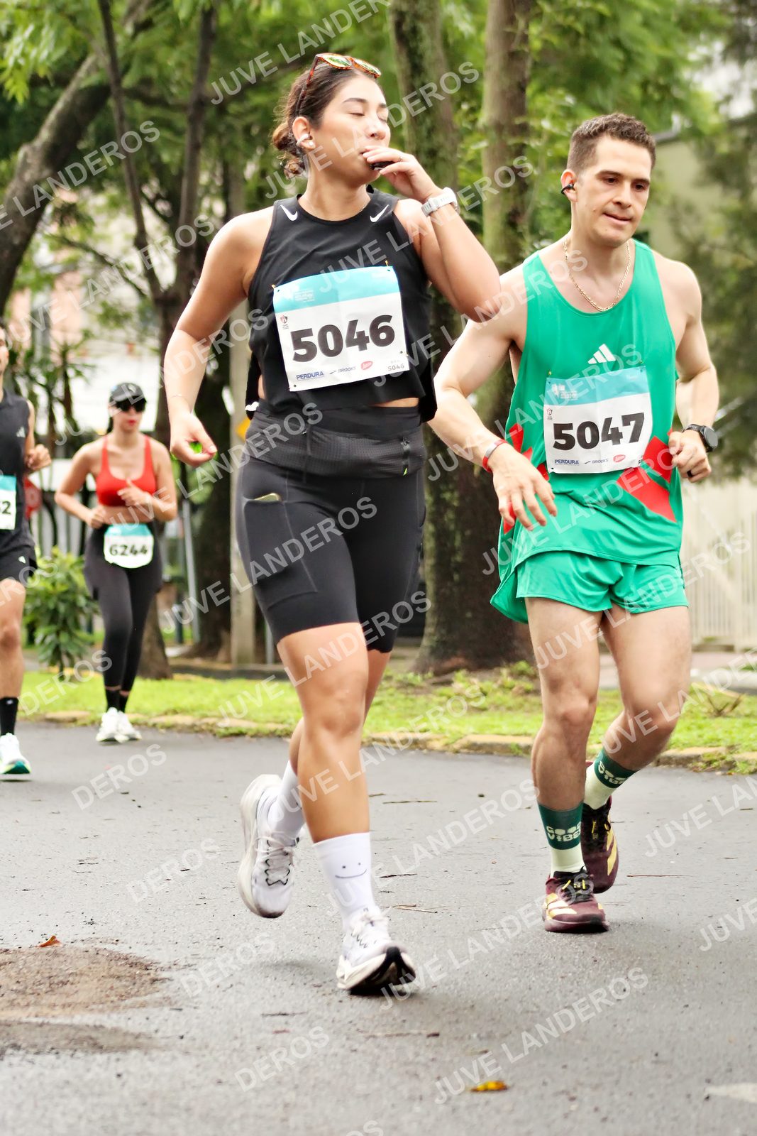 Foto del MEDIO MARATÓN ATLAS en Av. Patria, frente al Parque El Polvorín, Zapopan a las 08:39 · dorsal 5046, 5047, 6244, 2