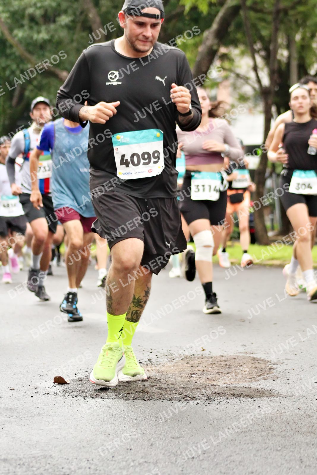 Foto del MEDIO MARATÓN ATLAS en Av. Patria, frente al Parque El Polvorín, Zapopan a las 08:32 · dorsal 4099, 304, 3114, 732