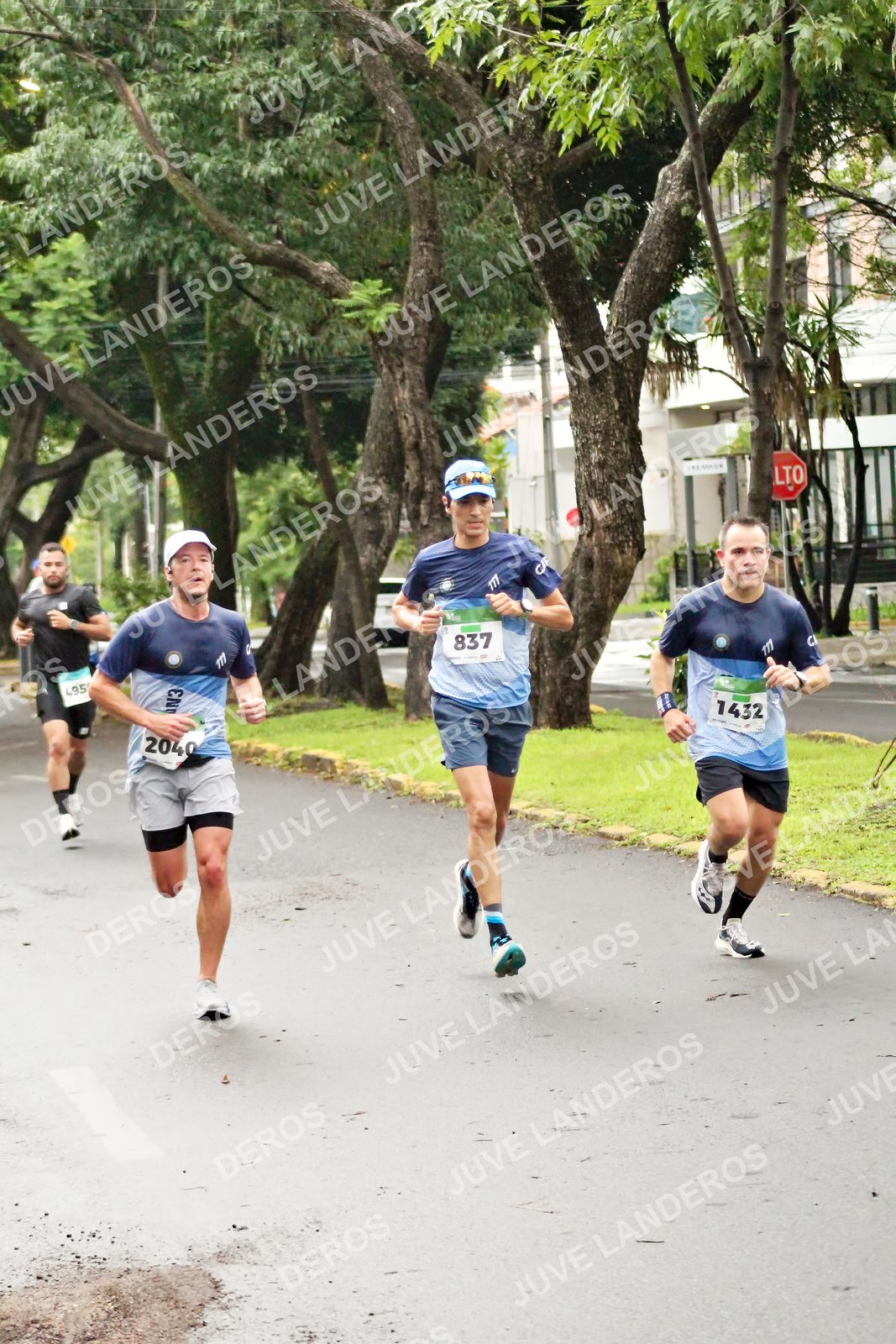 Foto del MEDIO MARATÓN ATLAS en Av. Patria, frente al Parque El Polvorín, Zapopan a las 08:06 · dorsal 837, 1432, 2040, 495