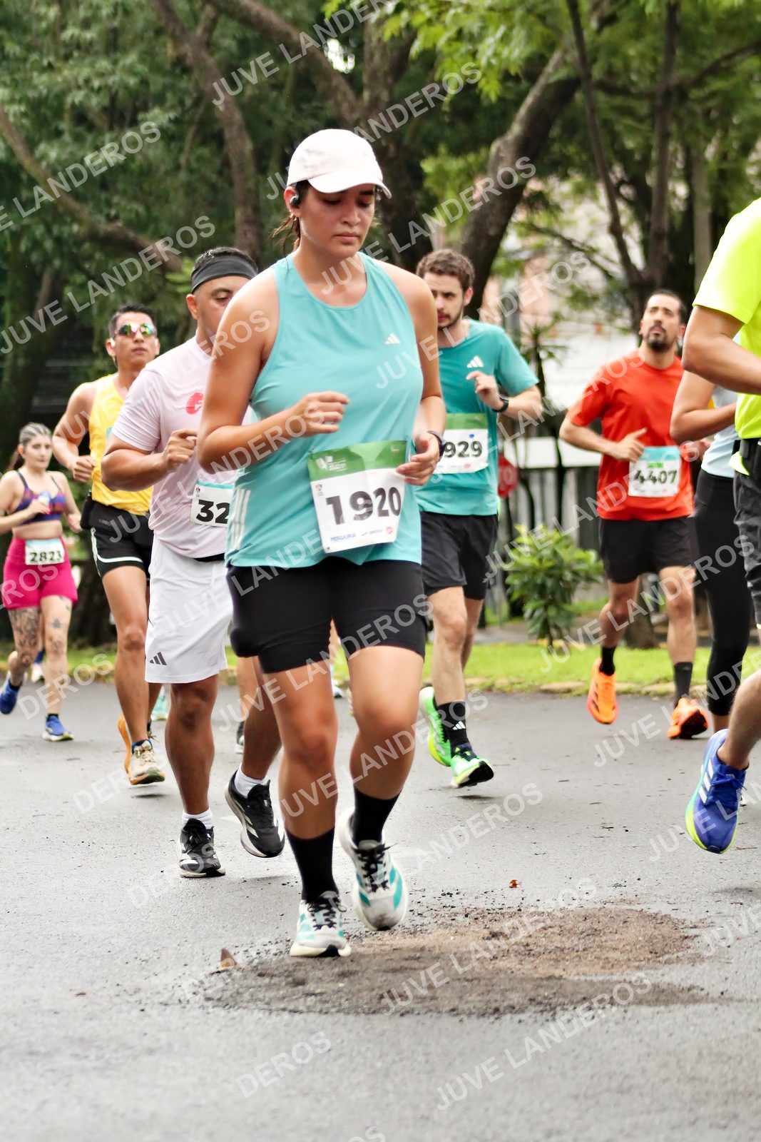 Foto del MEDIO MARATÓN ATLAS en Av. Patria, frente al Parque El Polvorín, Zapopan a las 08:29 · dorsal 32, 1920, 4407, 929