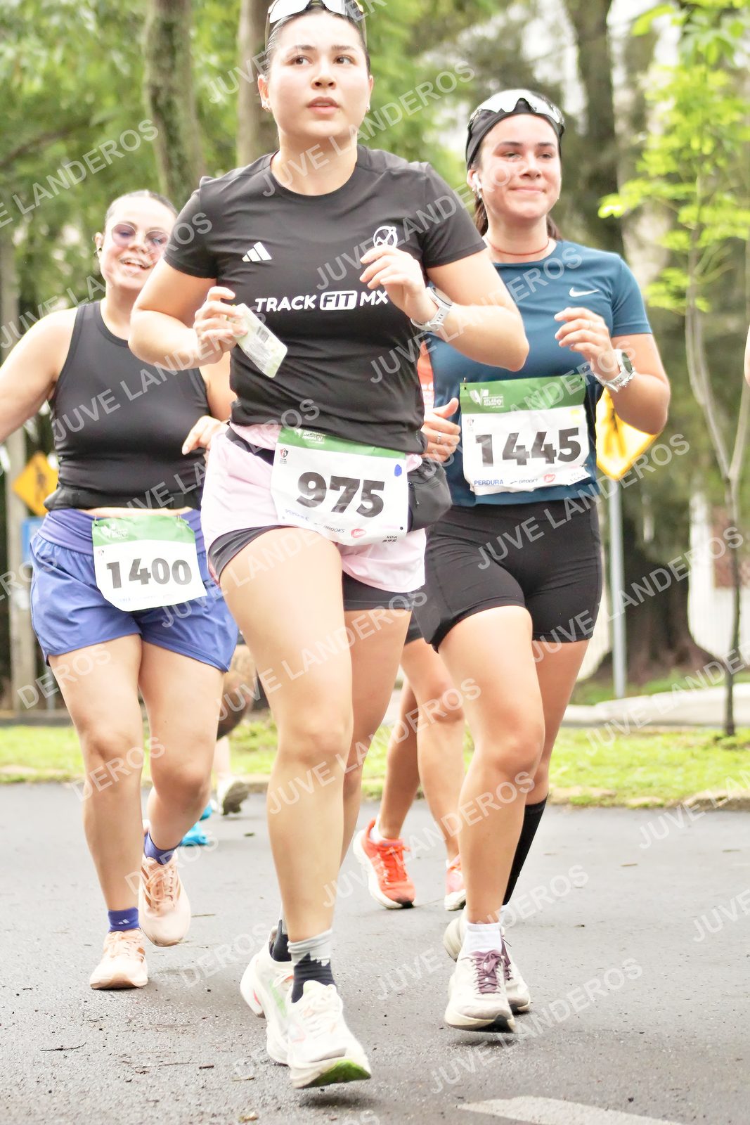 Foto del MEDIO MARATÓN ATLAS en Av. Patria, frente al Parque El Polvorín, Zapopan a las 08:44 · dorsal 975, 1445, 1400