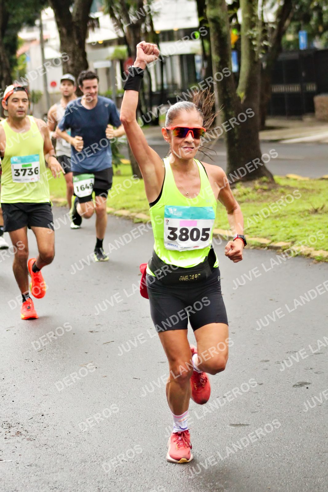 Foto del MEDIO MARATÓN ATLAS en Av. Patria, frente al Parque El Polvorín, Zapopan a las 08:14 · dorsal 3805, 3736, 1649