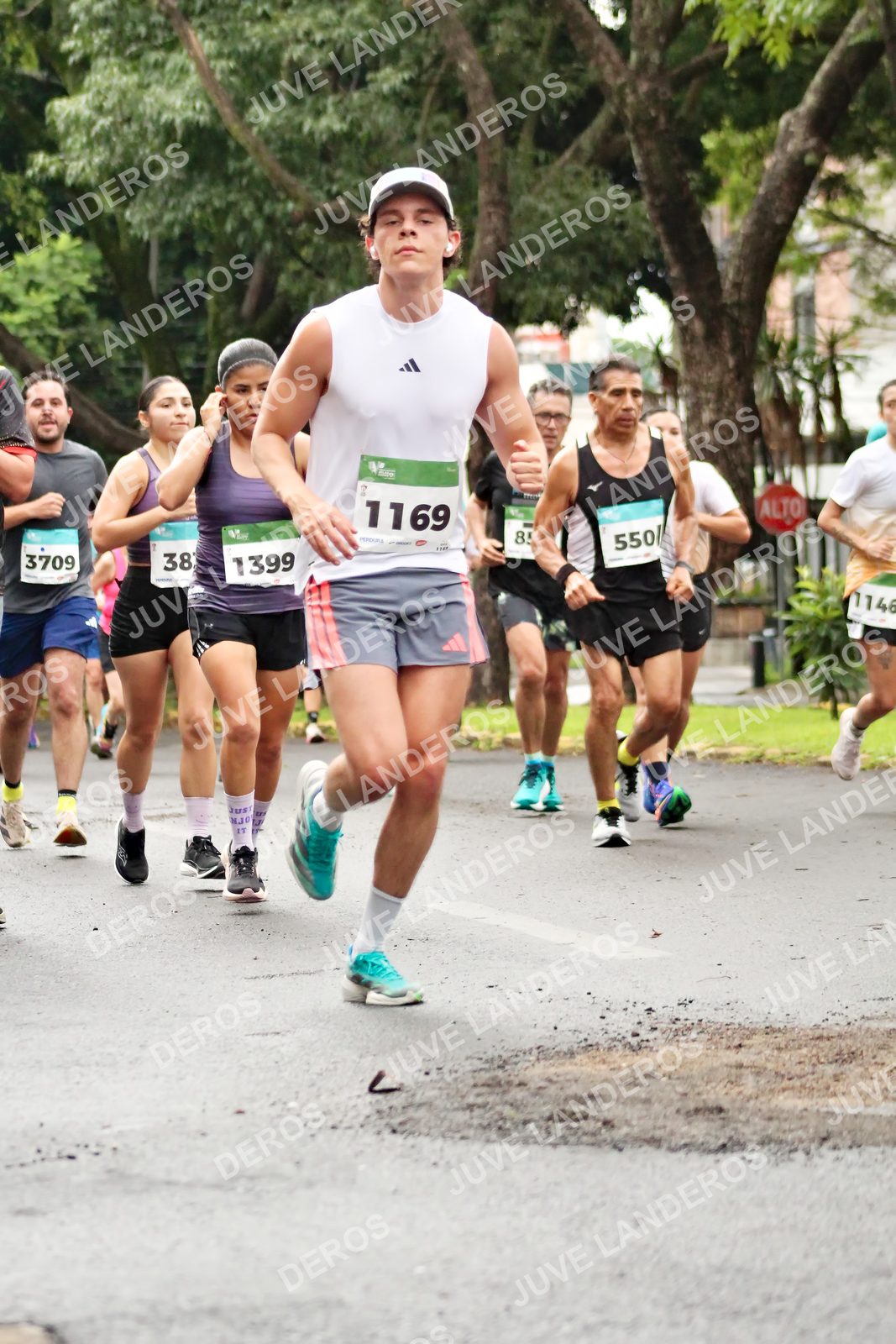 Foto del MEDIO MARATÓN ATLAS en Av. Patria, frente al Parque El Polvorín, Zapopan a las 08:23 · dorsal 38, 1169, 1399, 3709