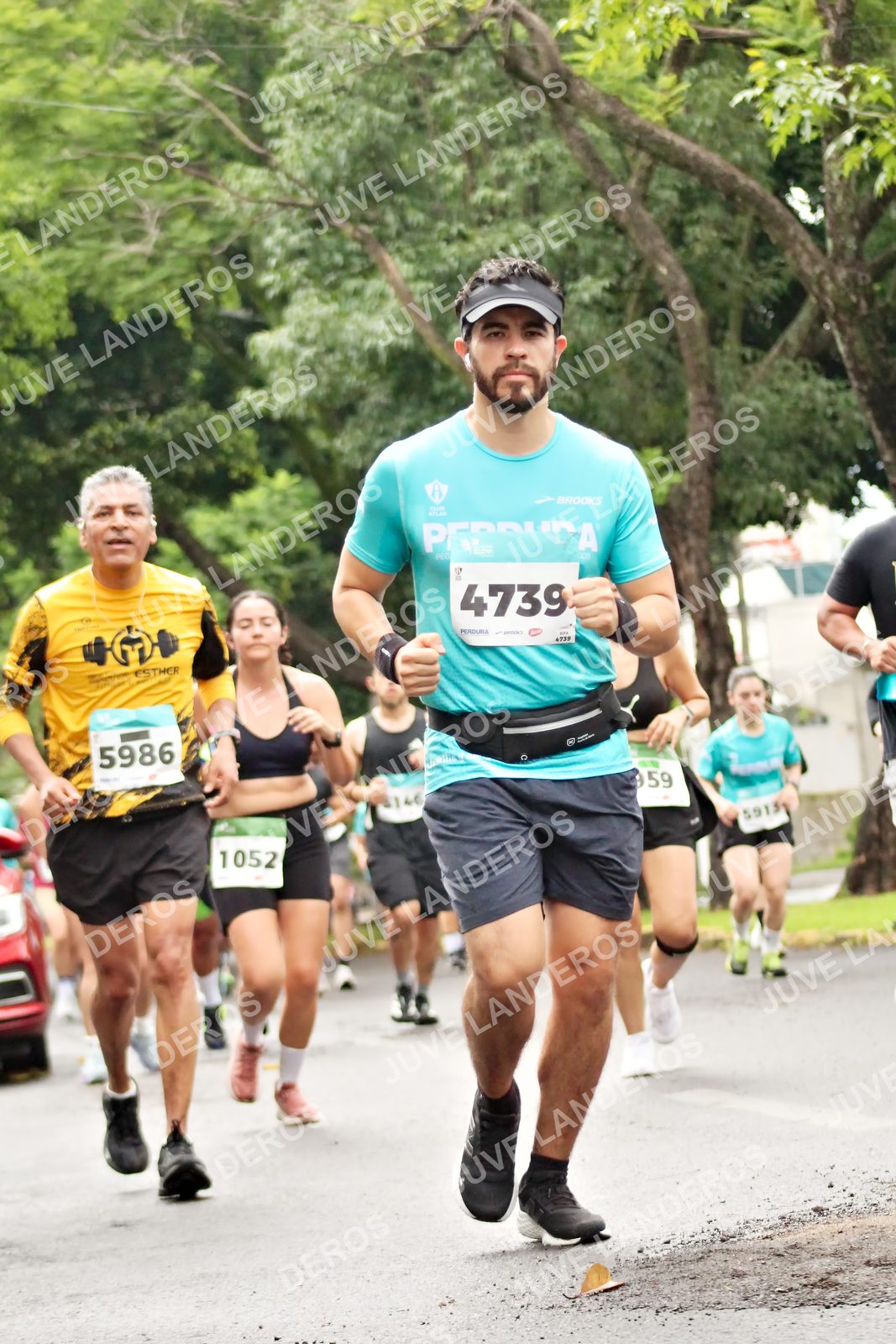 Foto del MEDIO MARATÓN ATLAS en Av. Patria, frente al Parque El Polvorín, Zapopan a las 08:34 · dorsal 4739, 1052, 5986, 5913