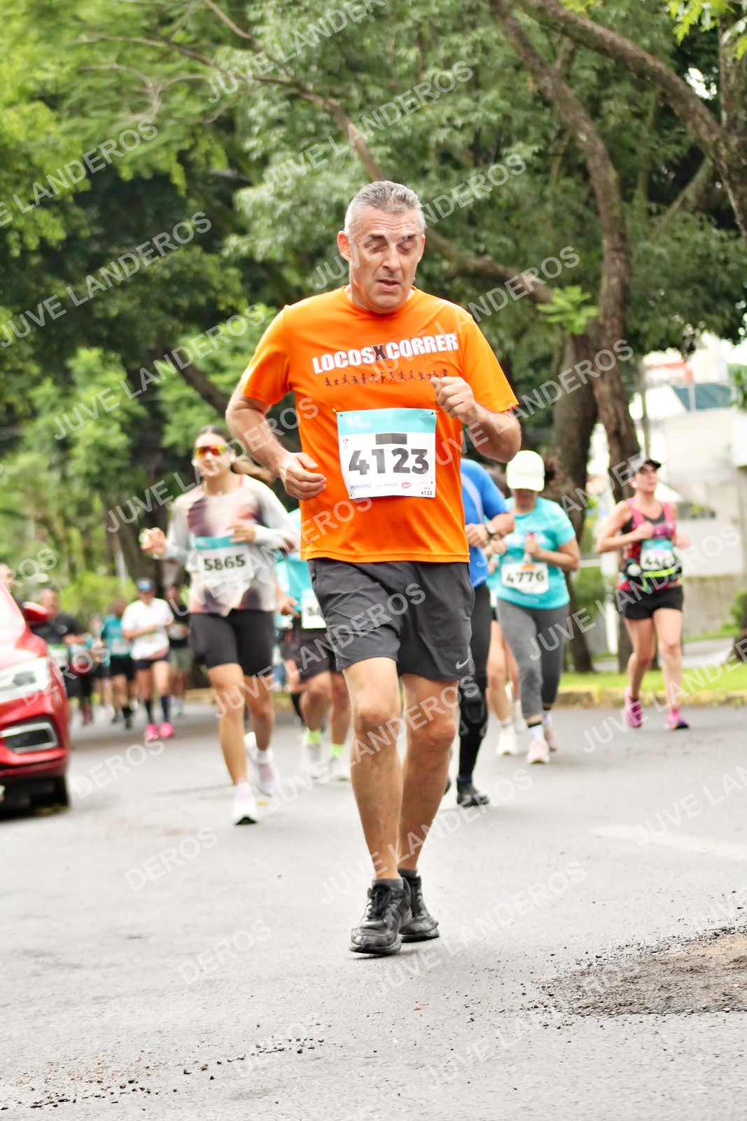 Foto del MEDIO MARATÓN ATLAS en Av. Patria, frente al Parque El Polvorín, Zapopan a las 08:43 · dorsal 4123, 5865, 4776