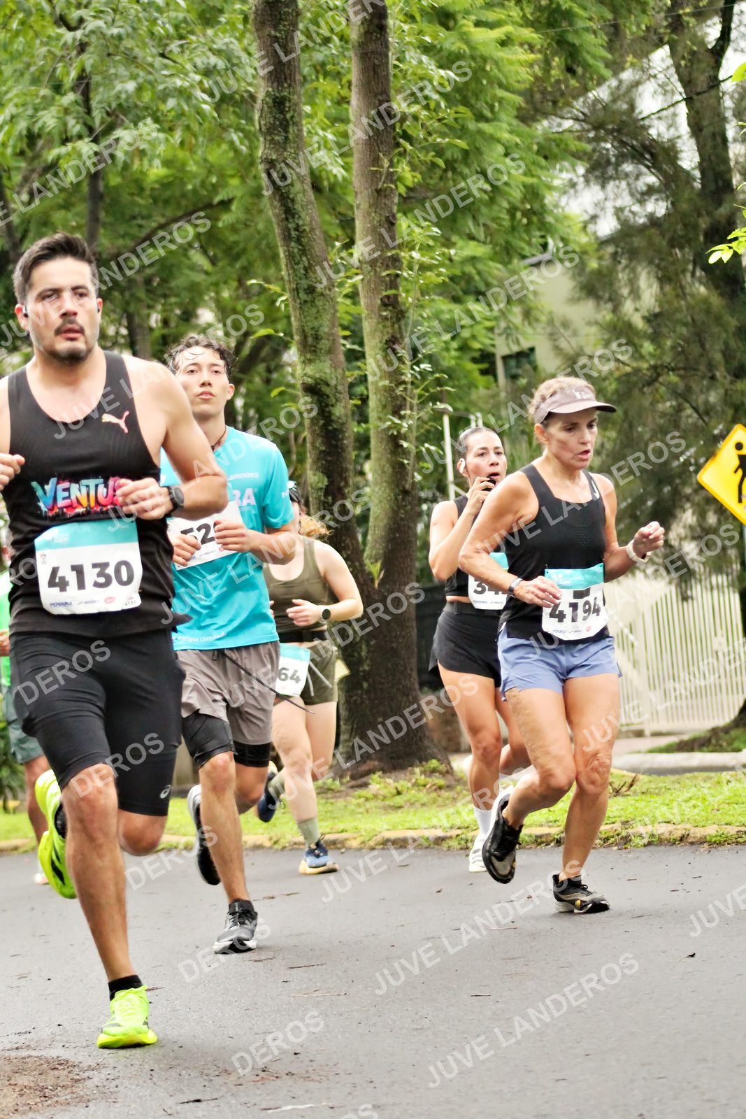 Foto del MEDIO MARATÓN ATLAS en Av. Patria, frente al Parque El Polvorín, Zapopan a las 08:22 · dorsal 4130, 64, 4194, 2