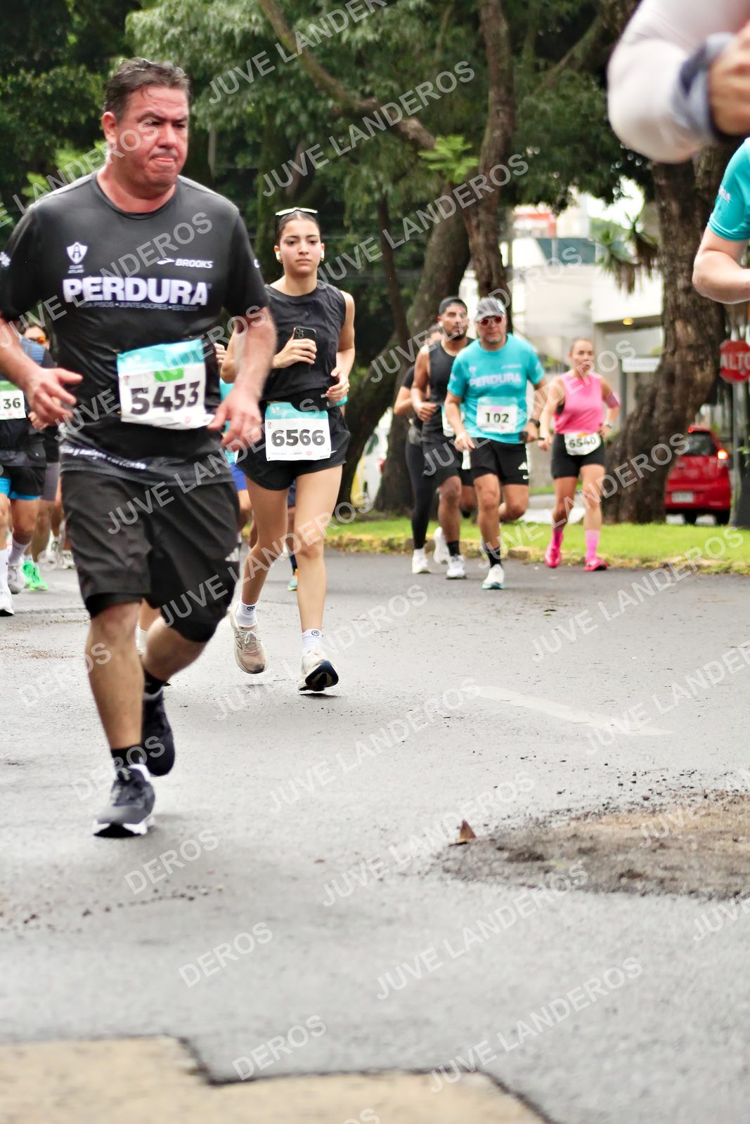 Foto del MEDIO MARATÓN ATLAS en Av. Patria, frente al Parque El Polvorín, Zapopan a las 08:28 · dorsal 6566, 5453, 36, 102