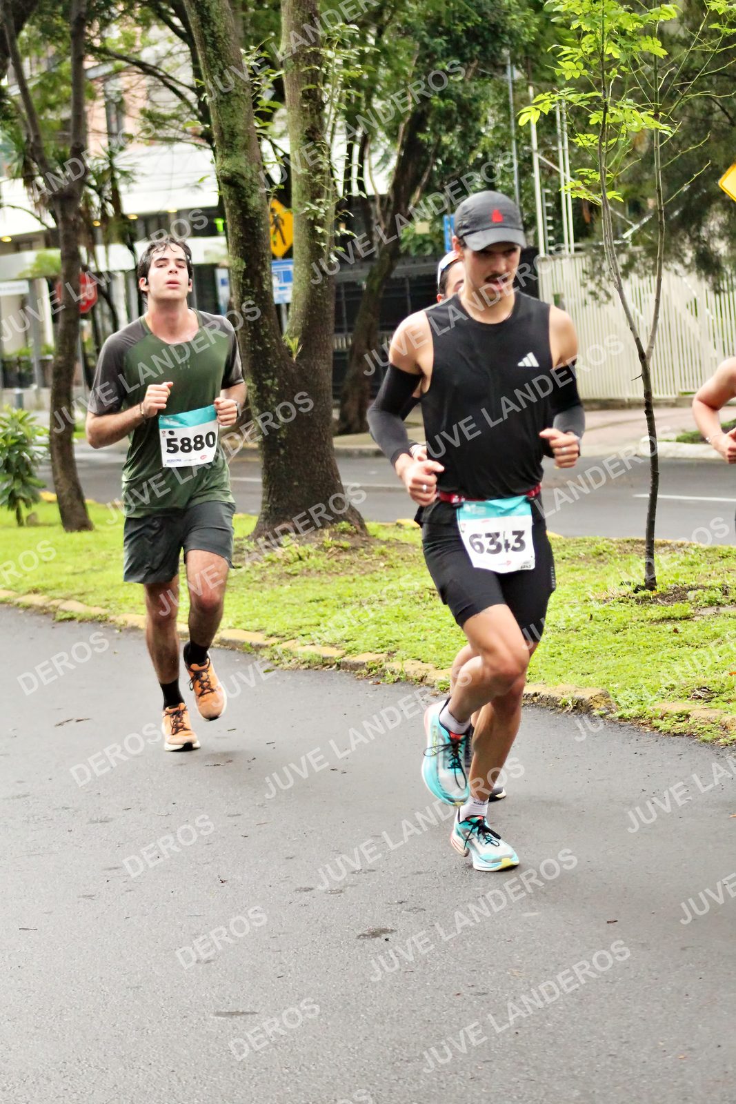 Foto del MEDIO MARATÓN ATLAS en Av. Patria, frente al Parque El Polvorín, Zapopan a las 08:12 · dorsal 5880