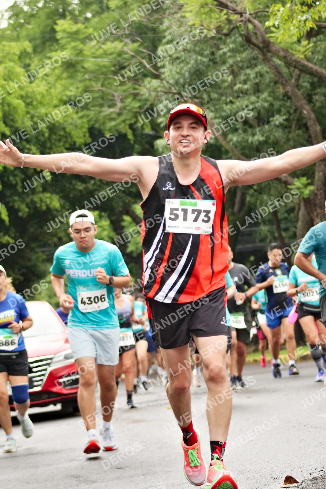 Foto del MEDIO MARATÓN ATLAS en Av. Patria, frente al Parque El Polvorín, Zapopan a las 08:32 · dorsal 5173, 4306, 5021