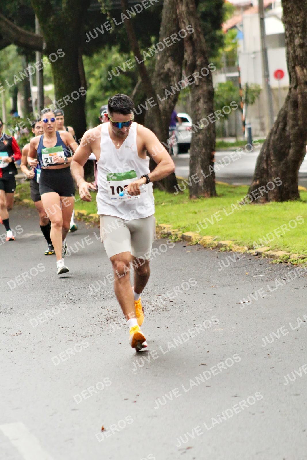 Foto del MEDIO MARATÓN ATLAS en Av. Patria, frente al Parque El Polvorín, Zapopan a las 08:08 · dorsal 21, 10
