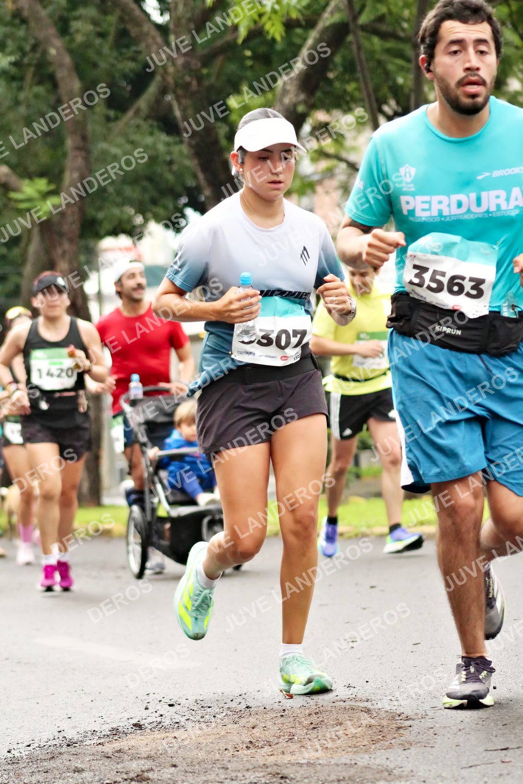 Foto del MEDIO MARATÓN ATLAS en Av. Patria, frente al Parque El Polvorín, Zapopan a las 08:34 · dorsal 3563, 307, 1420, 111