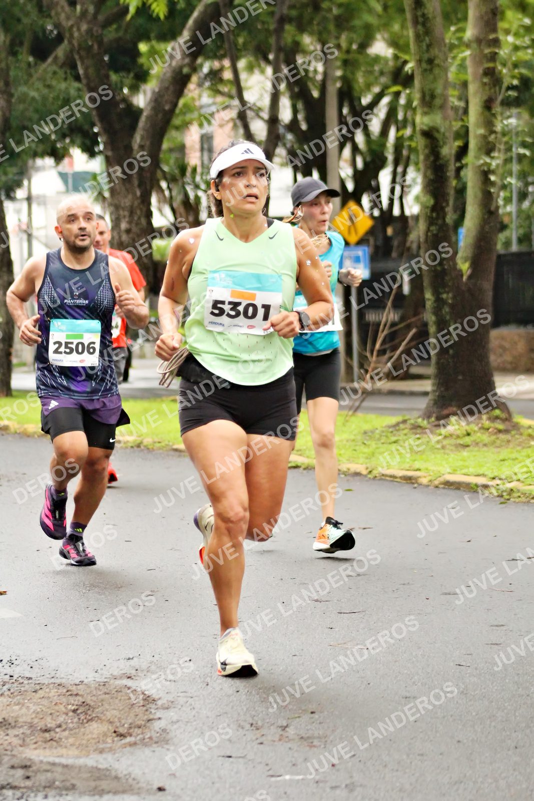 Foto del MEDIO MARATÓN ATLAS en Av. Patria, frente al Parque El Polvorín, Zapopan a las 08:19 · dorsal 5301, 2506