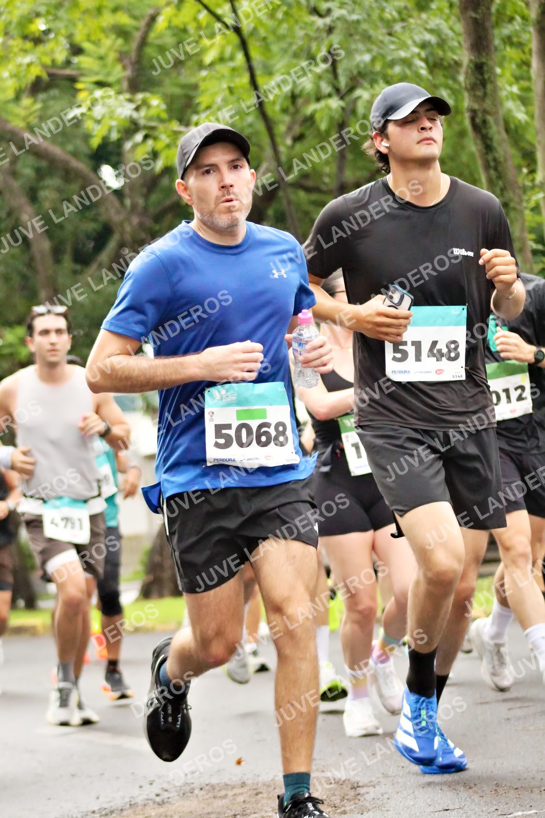 Foto del MEDIO MARATÓN ATLAS en Av. Patria, frente al Parque El Polvorín, Zapopan a las 08:26 · dorsal 5068, 5148, 12, 1