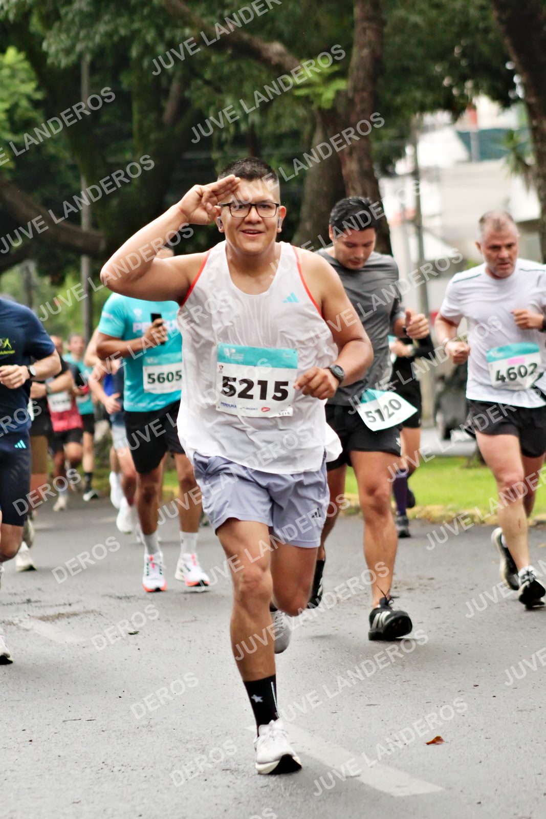 Foto del MEDIO MARATÓN ATLAS en Av. Patria, frente al Parque El Polvorín, Zapopan a las 08:18 · dorsal 5215, 4602, 5605