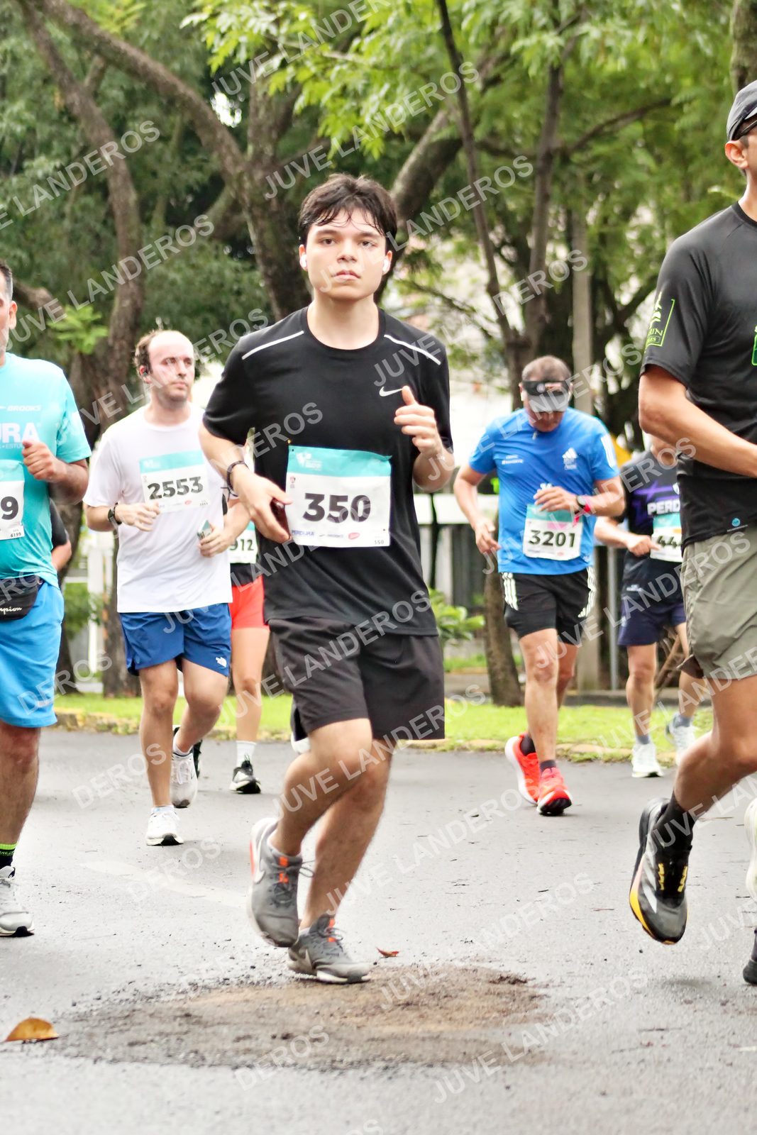 Foto del MEDIO MARATÓN ATLAS en Av. Patria, frente al Parque El Polvorín, Zapopan a las 08:36 · dorsal 350, 2553, 3201, 9
