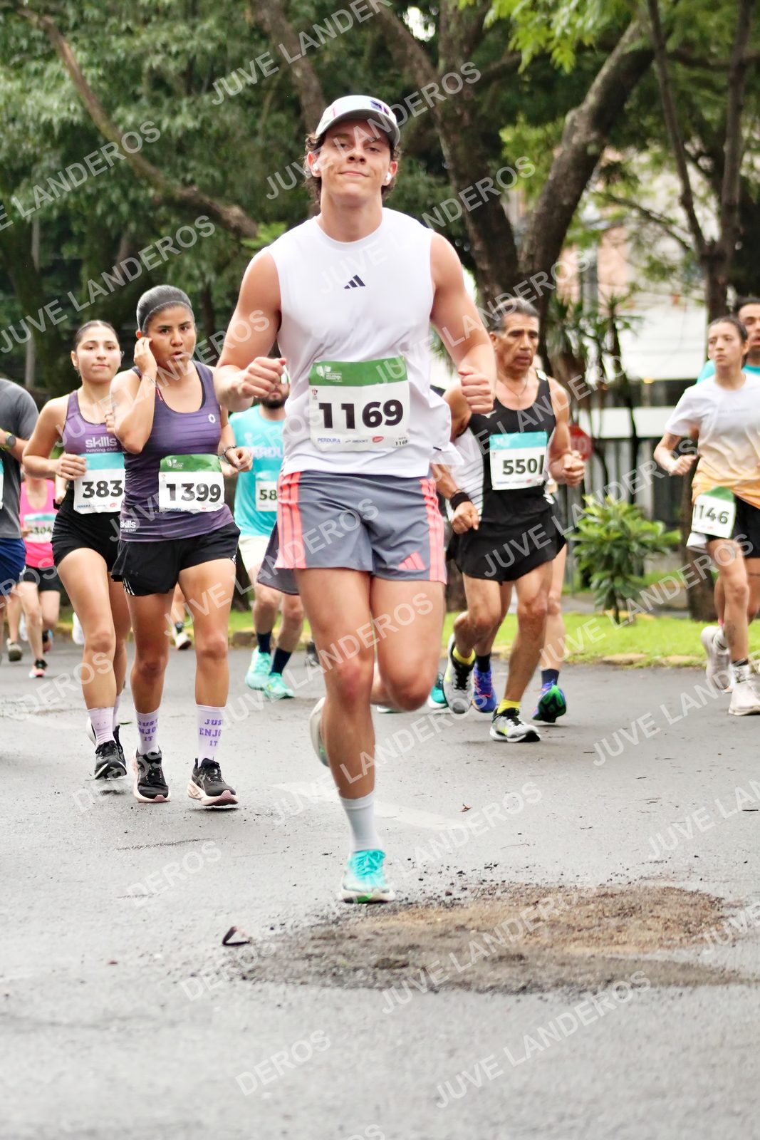 Foto del MEDIO MARATÓN ATLAS en Av. Patria, frente al Parque El Polvorín, Zapopan a las 08:23 · dorsal 383, 1169, 58, 1399