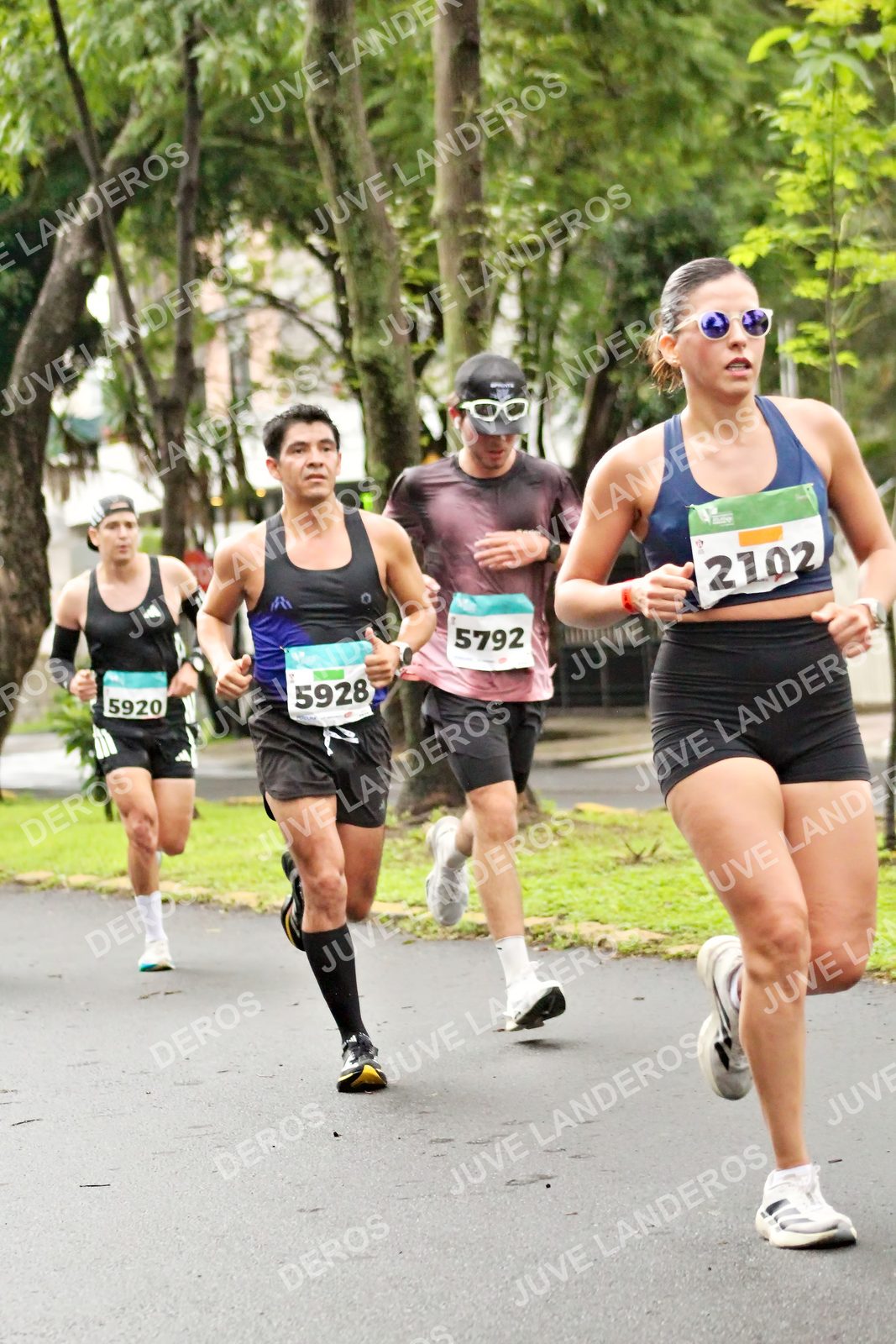 Foto del MEDIO MARATÓN ATLAS en Av. Patria, frente al Parque El Polvorín, Zapopan a las 08:08 · dorsal 5928, 5792, 2102, 5920