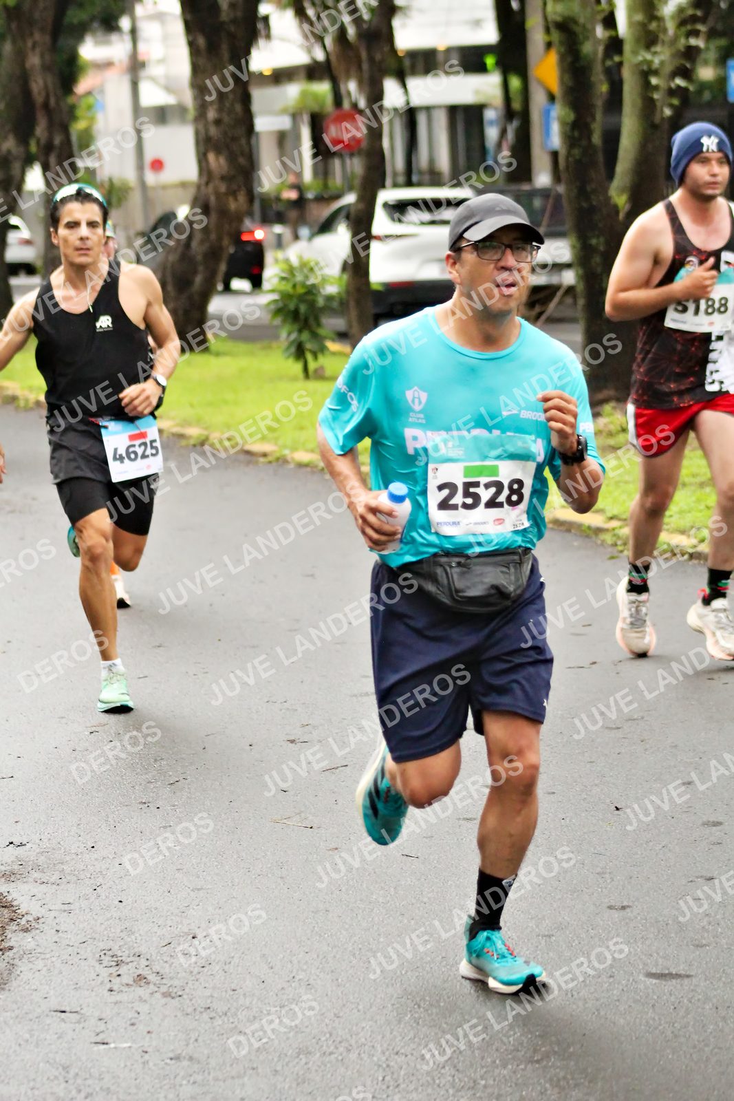 Foto del MEDIO MARATÓN ATLAS en Av. Patria, frente al Parque El Polvorín, Zapopan a las 08:14 · dorsal 2528, 4625, 5188
