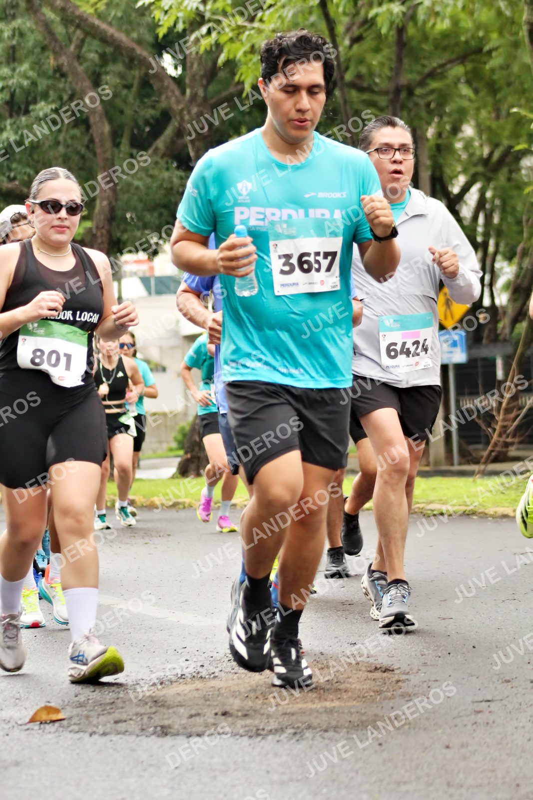 Foto del MEDIO MARATÓN ATLAS en Av. Patria, frente al Parque El Polvorín, Zapopan a las 08:36 · dorsal 3657, 6424, 801