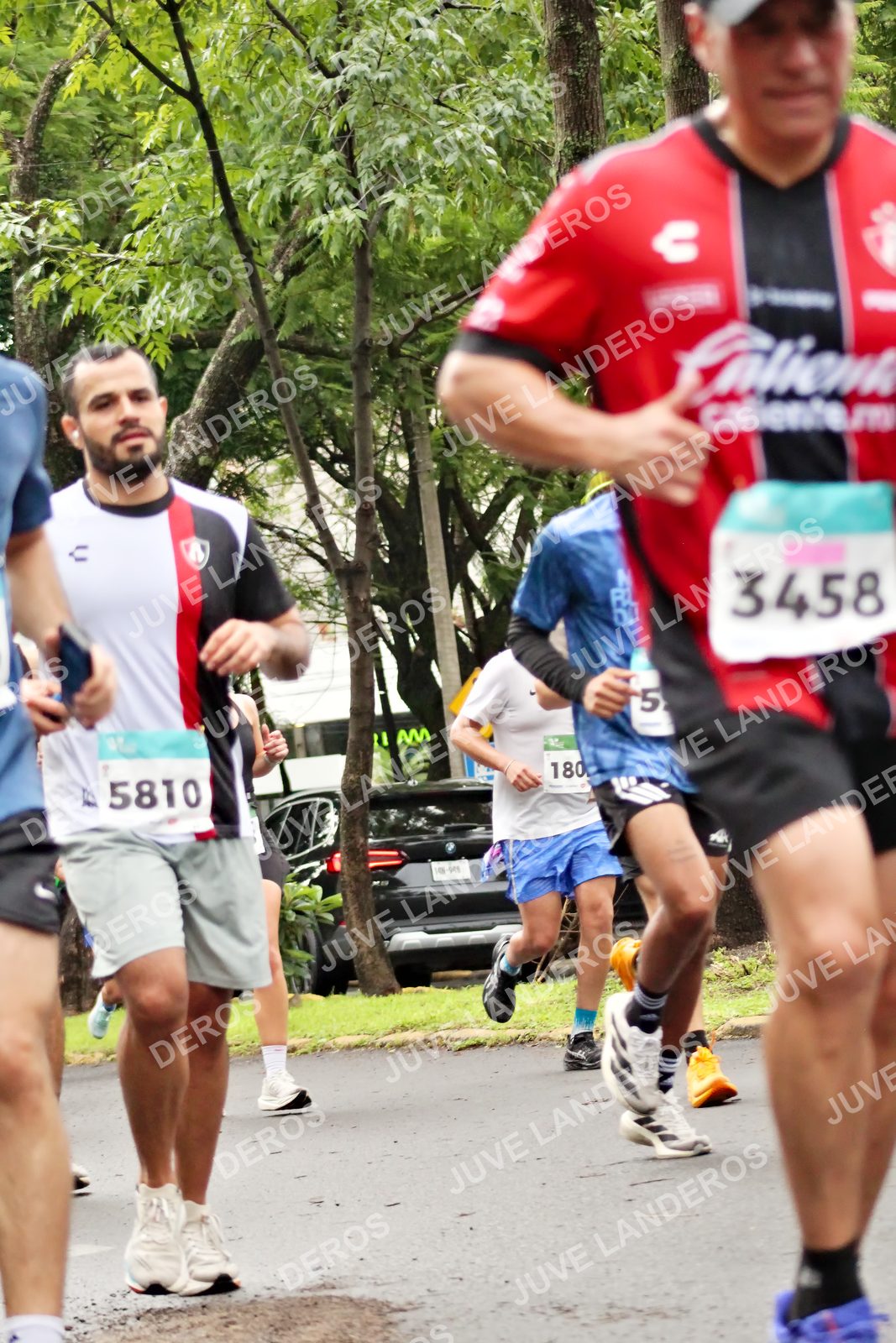 Foto del MEDIO MARATÓN ATLAS en Av. Patria, frente al Parque El Polvorín, Zapopan a las 08:27 · dorsal 5810, 3458, 180, 5