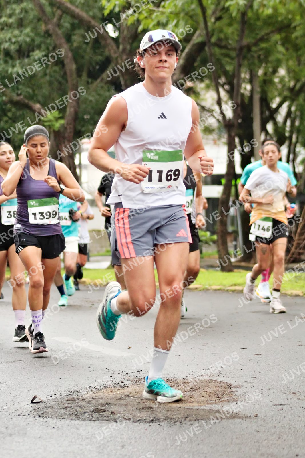 Foto del MEDIO MARATÓN ATLAS en Av. Patria, frente al Parque El Polvorín, Zapopan a las 08:23 · dorsal 38, 1399, 1146, 1169