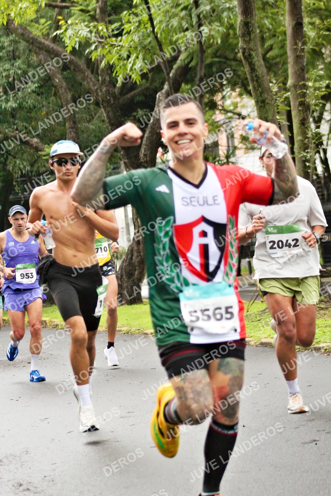 Foto del MEDIO MARATÓN ATLAS en Av. Patria, frente al Parque El Polvorín, Zapopan a las 08:07 · dorsal 2042, 5565, 953, 710