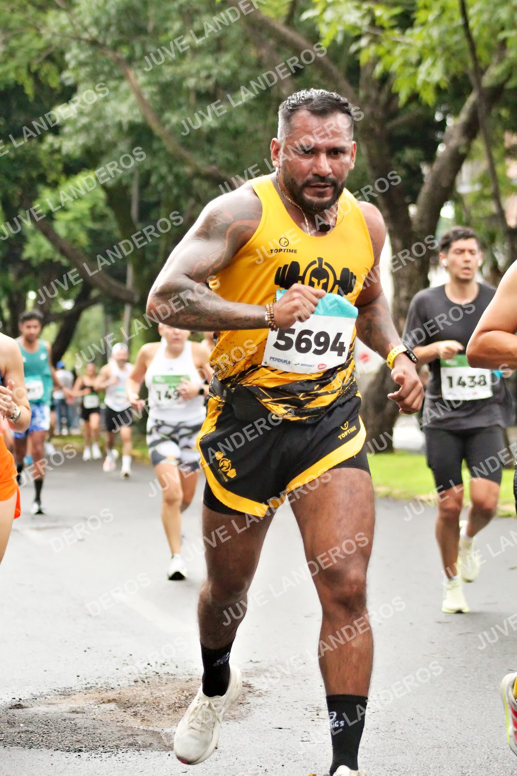 Foto del MEDIO MARATÓN ATLAS en Av. Patria, frente al Parque El Polvorín, Zapopan a las 08:13 · dorsal 5694, 1438, 149