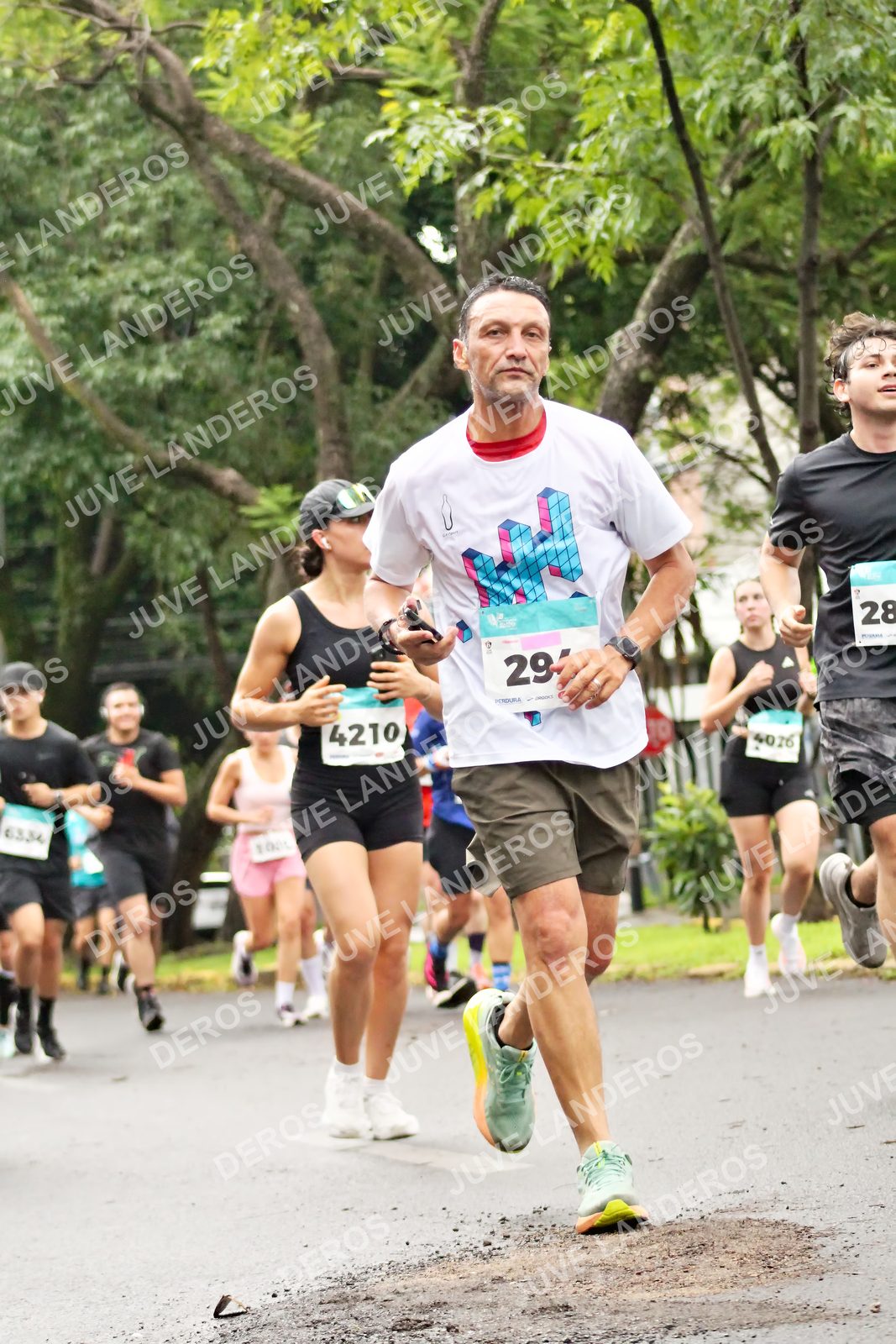 Foto del MEDIO MARATÓN ATLAS en Av. Patria, frente al Parque El Polvorín, Zapopan a las 08:23 · dorsal 28, 4210, 29