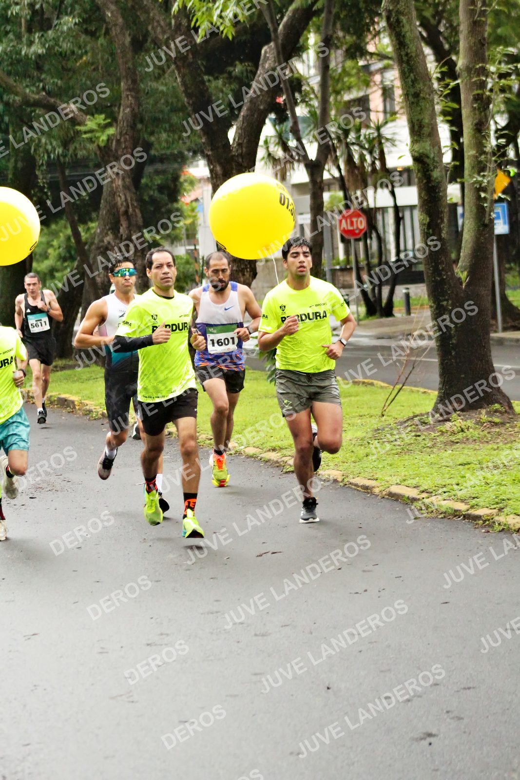Foto del MEDIO MARATÓN ATLAS en Av. Patria, frente al Parque El Polvorín, Zapopan a las 08:04 · dorsal 1601, 5611