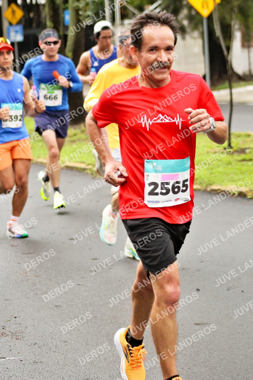 Foto del MEDIO MARATÓN ATLAS en Av. Patria, frente al Parque El Polvorín, Zapopan a las 08:17 · dorsal 2565, 666, 392