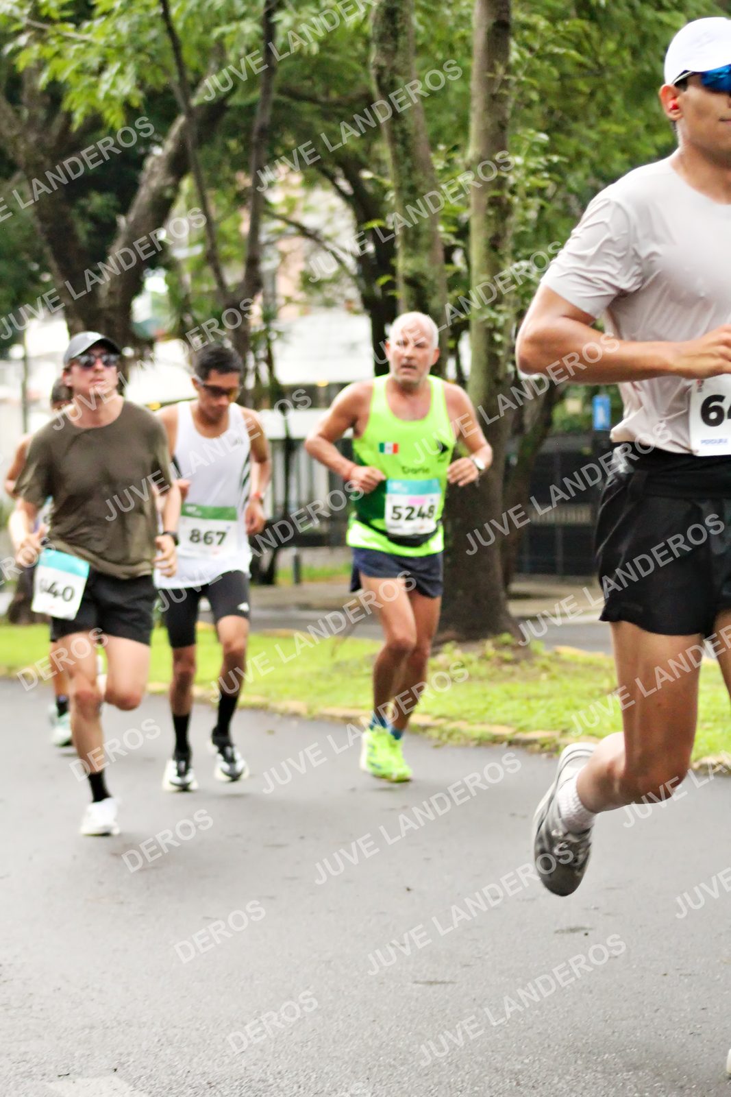 Foto del MEDIO MARATÓN ATLAS en Av. Patria, frente al Parque El Polvorín, Zapopan a las 08:13 · dorsal 5248, 867, 6, 40