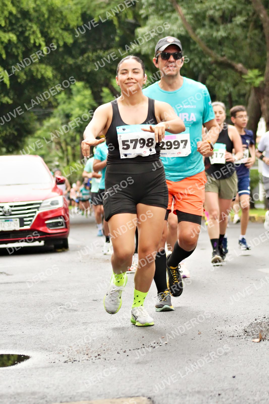 Foto del MEDIO MARATÓN ATLAS en Av. Patria, frente al Parque El Polvorín, Zapopan a las 08:37 · dorsal 2997, 5798, 26, 17