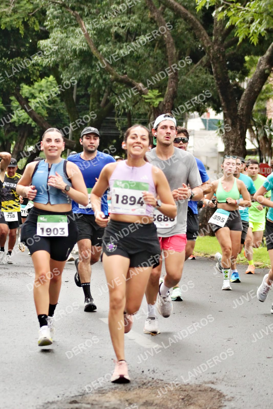 Foto del MEDIO MARATÓN ATLAS en Av. Patria, frente al Parque El Polvorín, Zapopan a las 08:19 · dorsal 1903, 1894, 895, 738