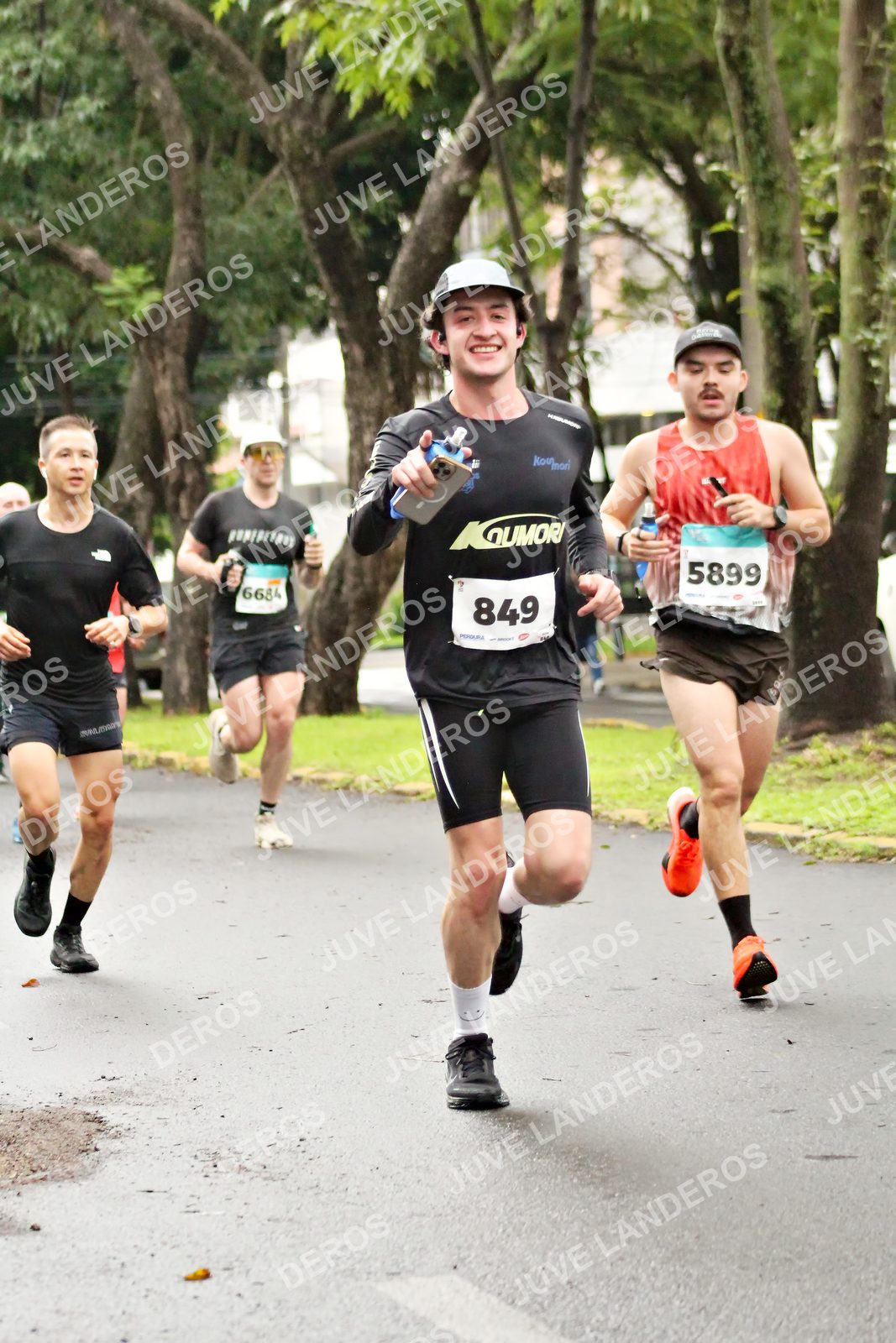 Foto del MEDIO MARATÓN ATLAS en Av. Patria, frente al Parque El Polvorín, Zapopan a las 08:13 · dorsal 849, 5899, 6684