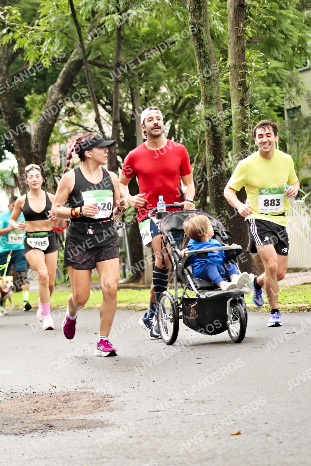 Foto del MEDIO MARATÓN ATLAS en Av. Patria, frente al Parque El Polvorín, Zapopan a las 08:34 · dorsal 883, 705, 1479, 4