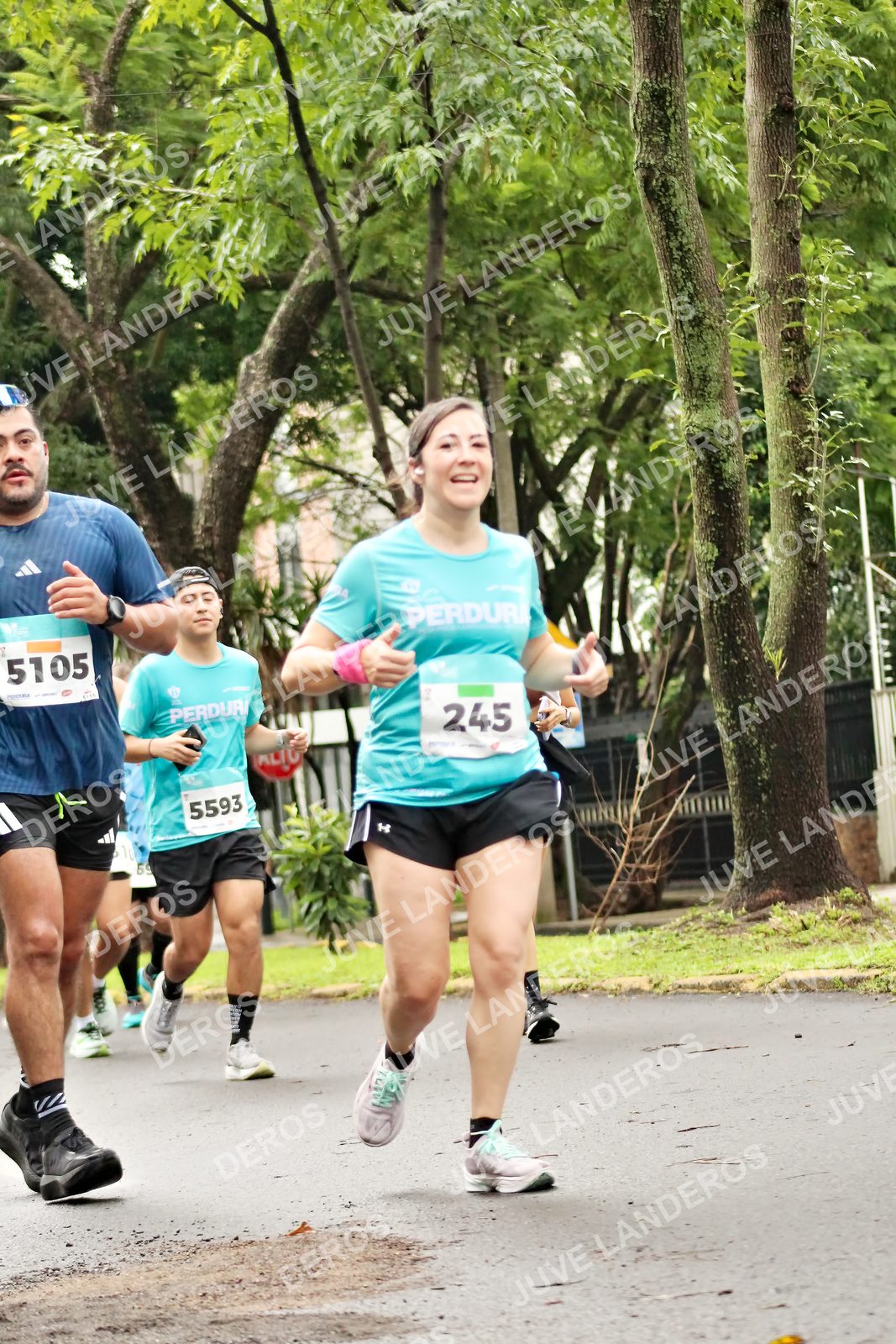 Foto del MEDIO MARATÓN ATLAS en Av. Patria, frente al Parque El Polvorín, Zapopan a las 08:39 · dorsal 245, 5105, 5593