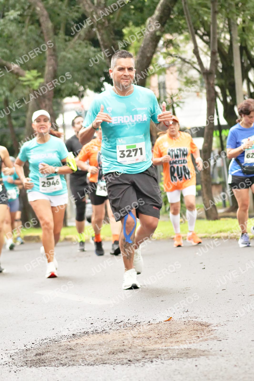 Foto del MEDIO MARATÓN ATLAS en Av. Patria, frente al Parque El Polvorín, Zapopan a las 08:41 · dorsal 3271, 62, 2946