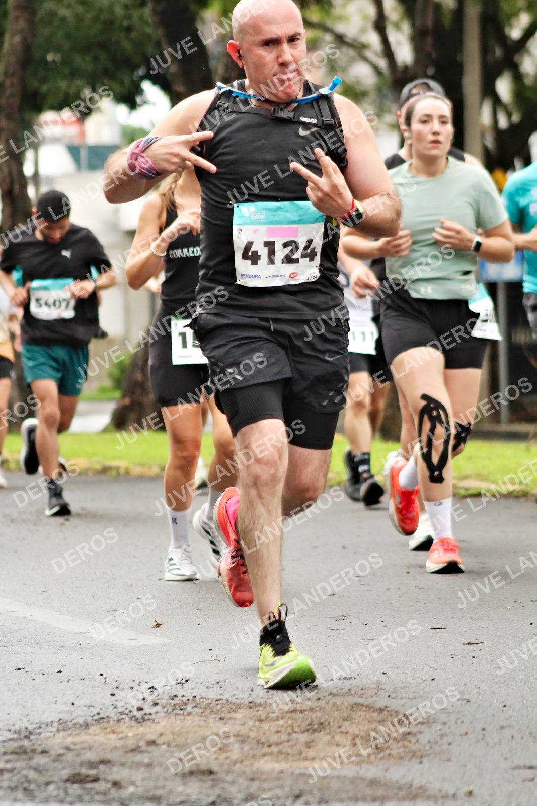 Foto del MEDIO MARATÓN ATLAS en Av. Patria, frente al Parque El Polvorín, Zapopan a las 08:23 · dorsal 4124, 5407, 1