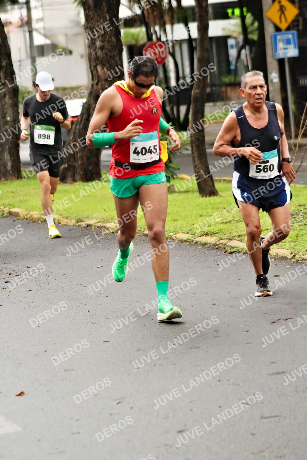 Foto del MEDIO MARATÓN ATLAS en Av. Patria, frente al Parque El Polvorín, Zapopan a las 08:18 · dorsal 4045, 560, 898