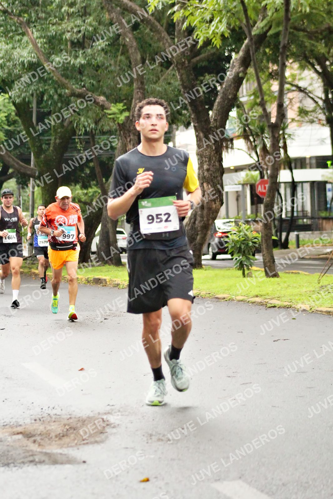 Foto del MEDIO MARATÓN ATLAS en Av. Patria, frente al Parque El Polvorín, Zapopan a las 08:14 · dorsal 952, 997, 2579, 664