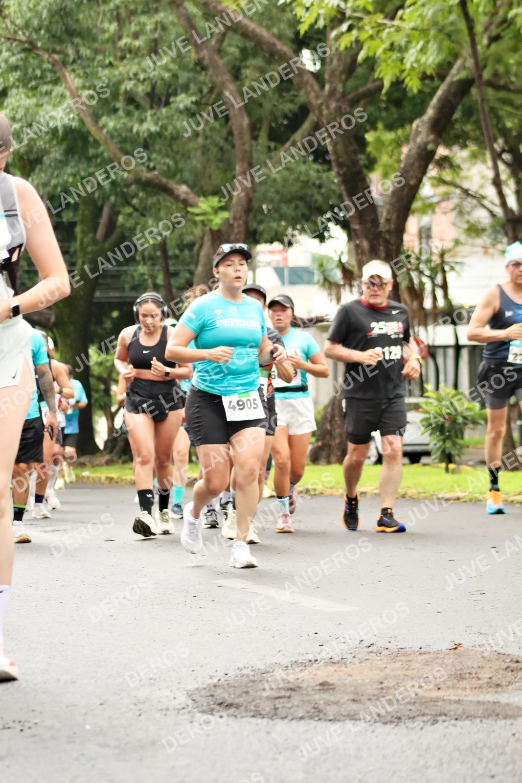 Foto del MEDIO MARATÓN ATLAS en Av. Patria, frente al Parque El Polvorín, Zapopan a las 08:44 · dorsal 4905, 129, 25