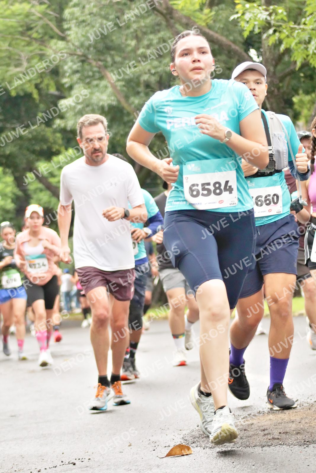 Foto del MEDIO MARATÓN ATLAS en Av. Patria, frente al Parque El Polvorín, Zapopan a las 08:38 · dorsal 6584, 660