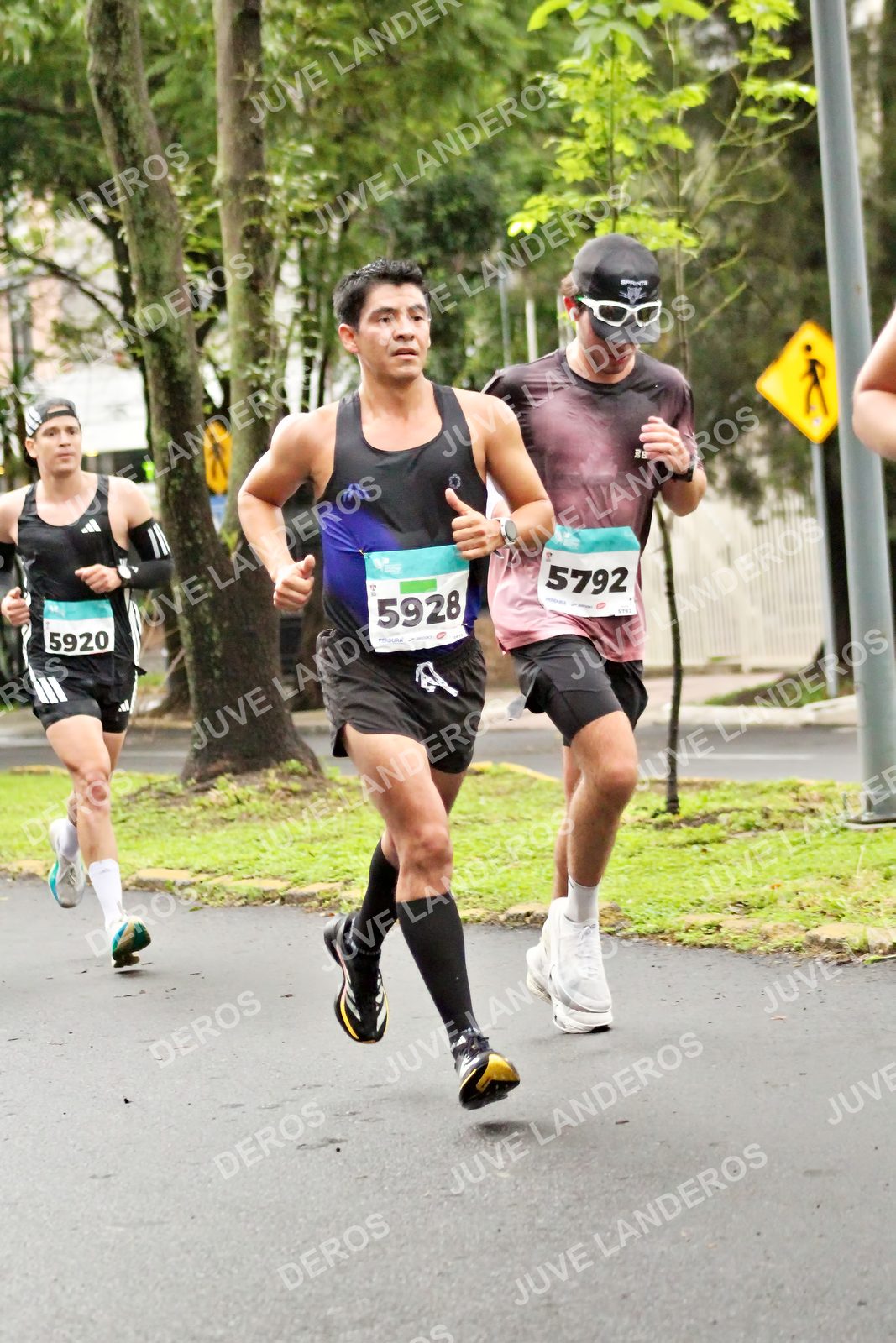 Foto del MEDIO MARATÓN ATLAS en Av. Patria, frente al Parque El Polvorín, Zapopan a las 08:08 · dorsal 5928, 5792, 5920