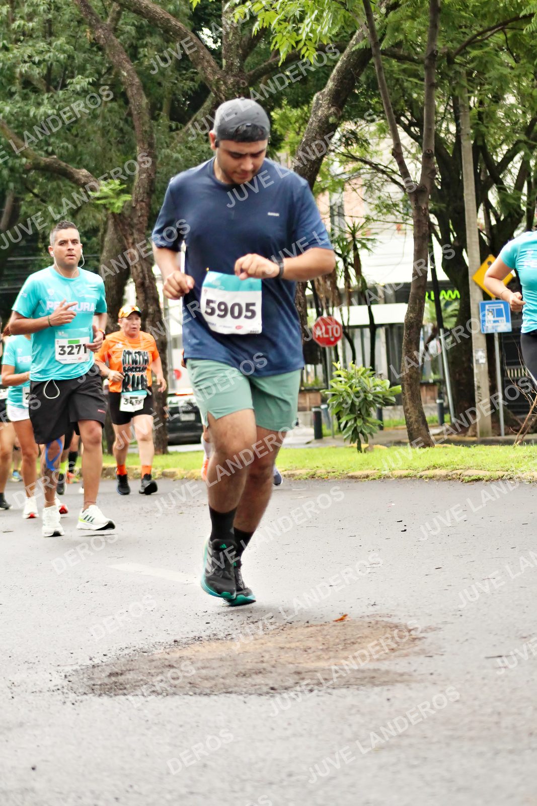 Foto del MEDIO MARATÓN ATLAS en Av. Patria, frente al Parque El Polvorín, Zapopan a las 08:41 · dorsal 5905, 3271