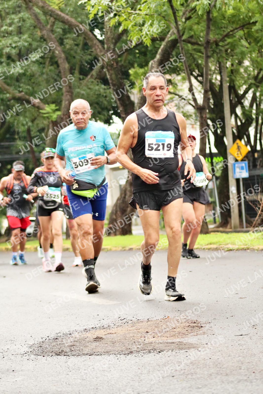 Foto del MEDIO MARATÓN ATLAS en Av. Patria, frente al Parque El Polvorín, Zapopan a las 08:47 · dorsal 5219, 309, 3525, 5089