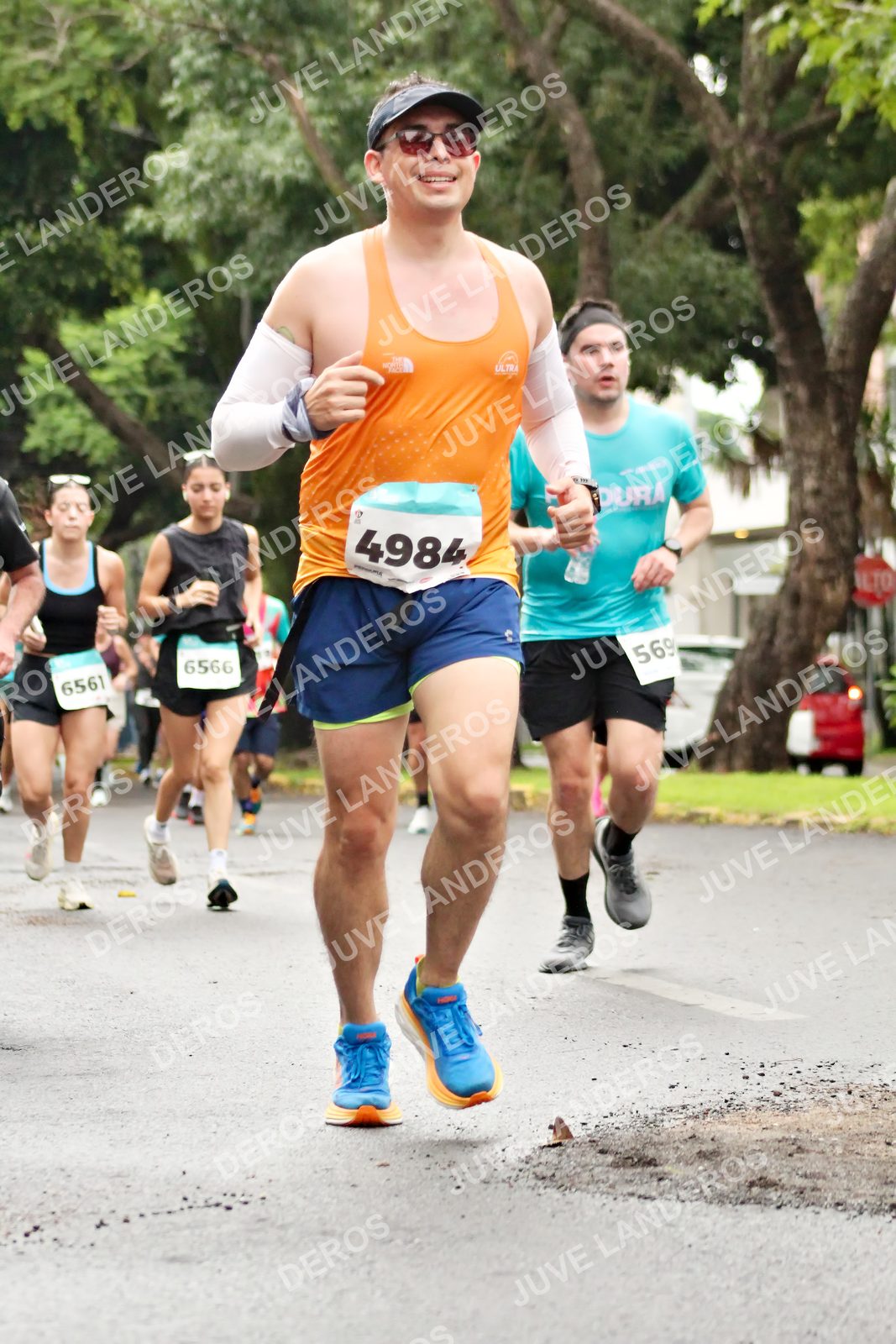 Foto del MEDIO MARATÓN ATLAS en Av. Patria, frente al Parque El Polvorín, Zapopan a las 08:28 · dorsal 6566, 4984, 6561
