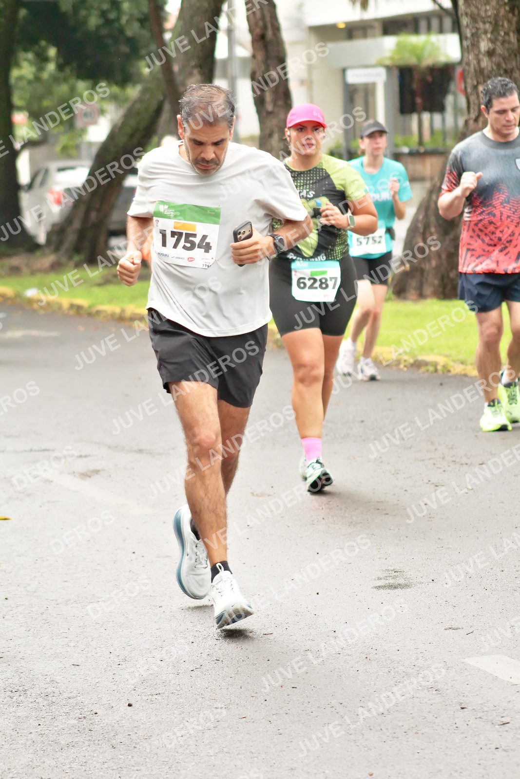 Foto del MEDIO MARATÓN ATLAS en Av. Patria, frente al Parque El Polvorín, Zapopan a las 08:49 · dorsal 1754, 6287, 5752