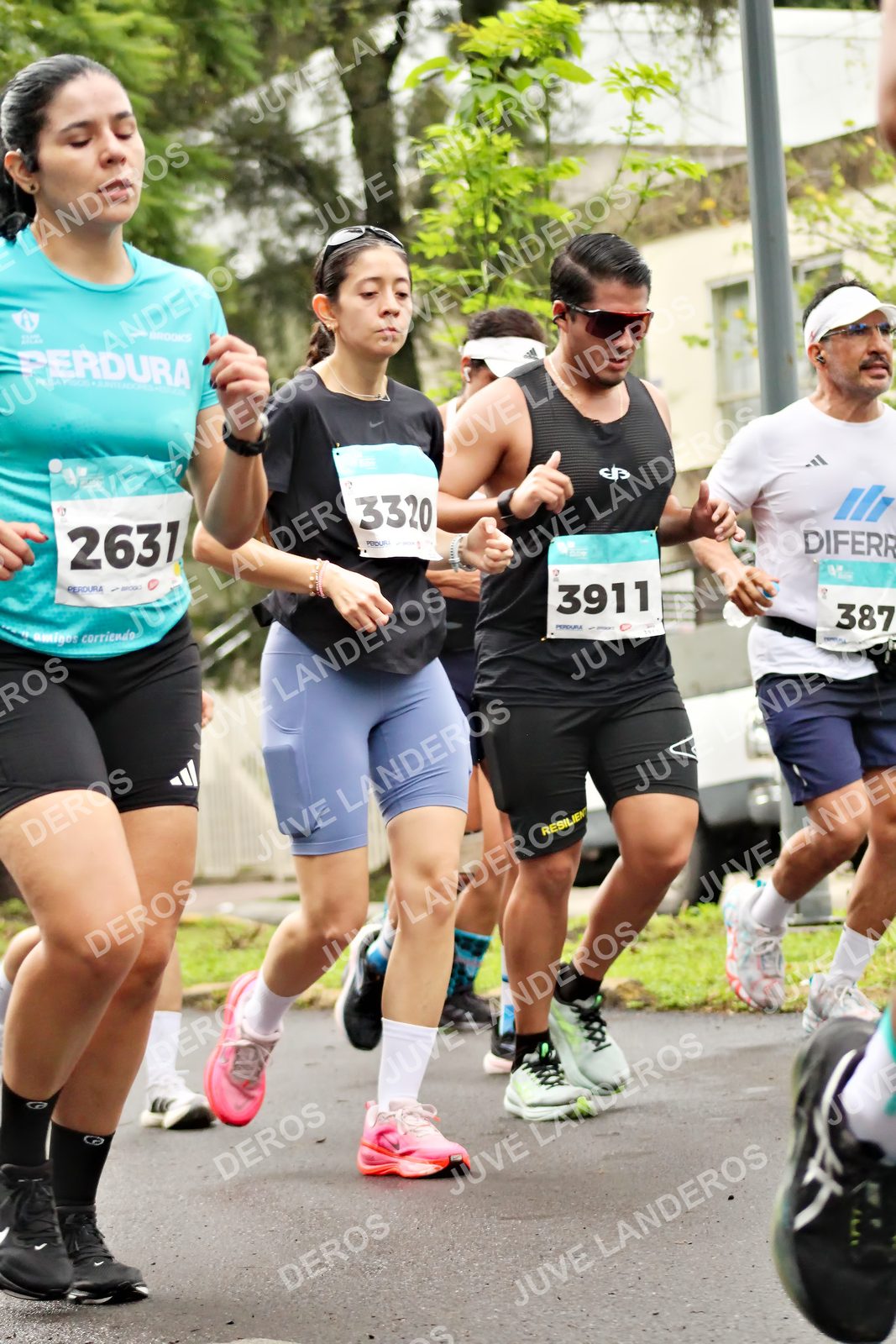 Foto del MEDIO MARATÓN ATLAS en Av. Patria, frente al Parque El Polvorín, Zapopan a las 08:34 · dorsal 3320, 3911, 387, 2631